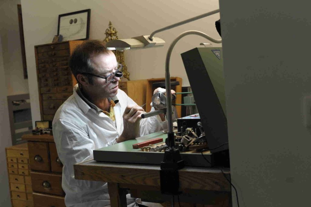 Réparation de montres par Bruno Laville votre Maître Artisan Horloger de Besançon