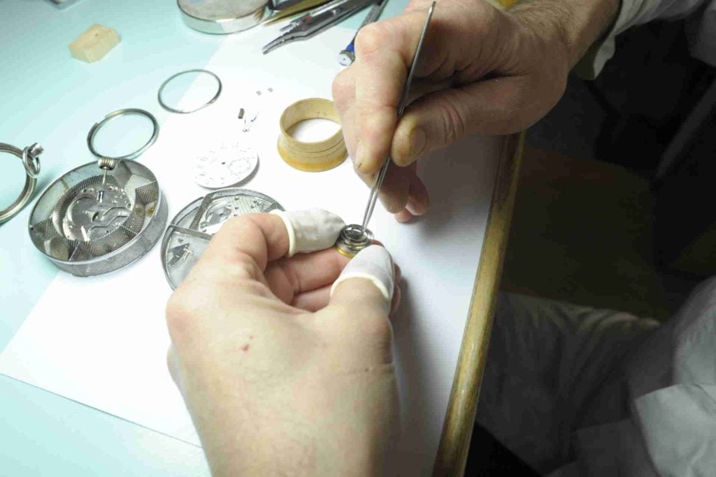 Réparation de montres par Bruno Laville votre Maître Artisan Horloger de Besançon